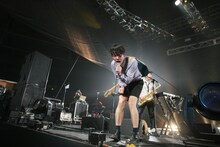 日本でのライブと同様、汗だくでのパフォーマンスを見せるカジヒデキ。（写真提供：GRAND MINT FESTIVAL）