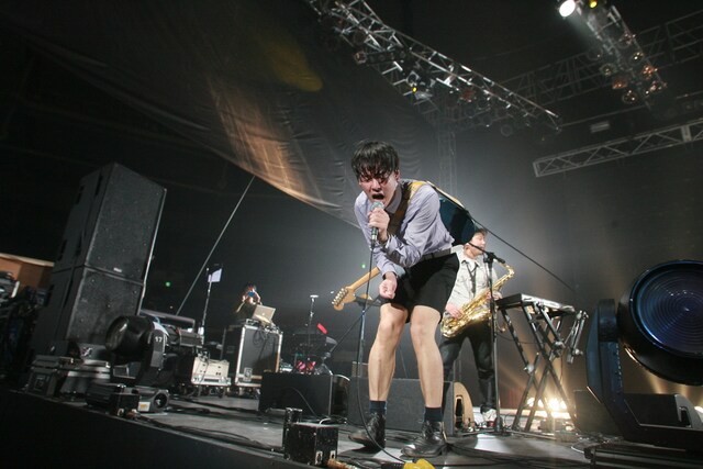 日本でのライブと同様、汗だくでのパフォーマンスを見せるカジヒデキ。（写真提供：GRAND MINT FESTIVAL）