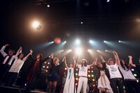 一列に並びオーディエンスに挨拶する出演者たち。出演者がステージを去った後も、拍手はしばらく止むことがなかった。