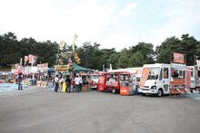 開場前の「ランティス屋台村」の様子。本格的なタイ料理や話題の「富士宮やきそば」など魅力的な屋台がズラリ。