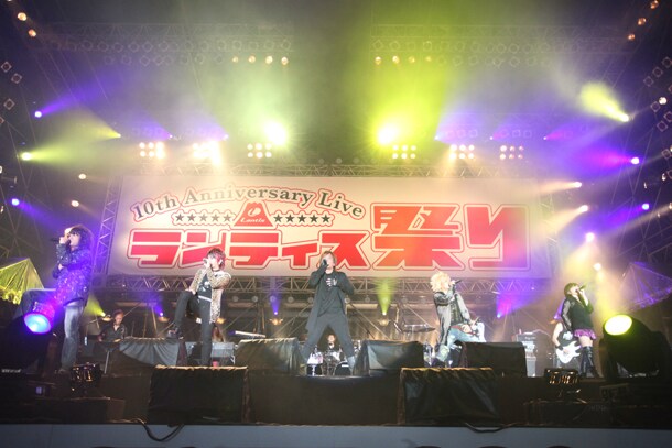 写真は昨年9月27日の「ランティス祭り」大トリを務めたJAM Projectのライブシーン。