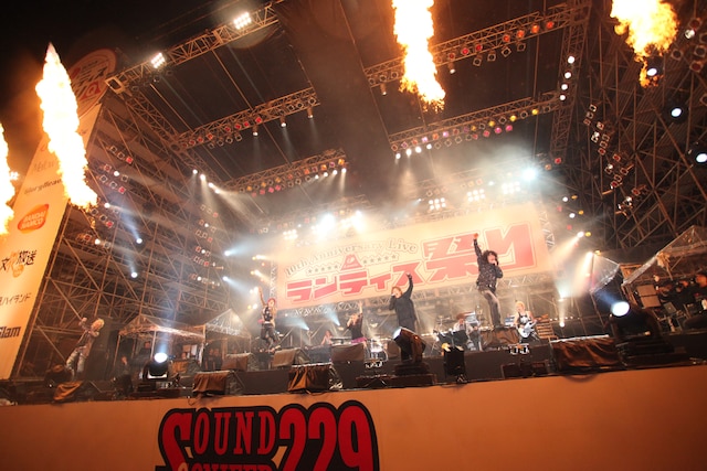 写真は昨年9月に行われたアニソン界初の“野外フェス”「ランティス祭り」JAM Projectのステージ。「ランティス・クロニクル」には2日間におよんだ「ランティス祭り」と12月に開催された「ランティス祭り後夜祭」のライブレポートが掲載されている。