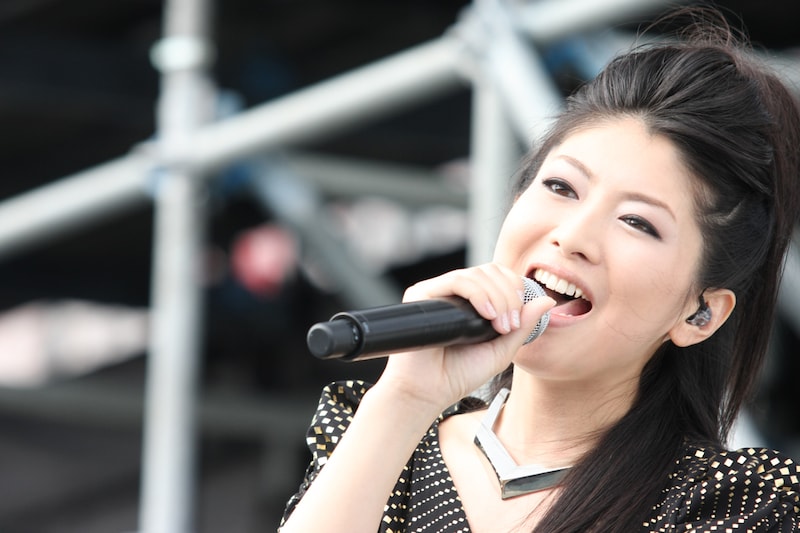 2009年はアルバム「Parade」を引っさげたワンマンツアー、初の野外ワンマンライブ2DAYS、「Animelo Summer Live 2009 -RE:BRIDGE-」「ランティス祭り」への参加など大きな出来事が続いたみのりん。大晦日には神奈川県民ホールにて2009年ラストライブ&カウントダウンの2本立て公演を行う(写真は9月27日「ランティス祭り」の様子)。