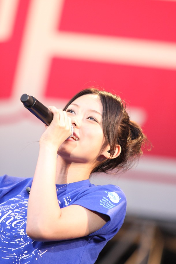戸松遥、豊崎愛生、高垣彩陽に続き、スフィアから最後にソロデビューを果たすこととなった寿美菜子（写真は昨年9月に開催された「ランティス祭り」より）。ソロでの歌声はシングル「『けいおん！』イメージソング 琴吹紬」などのキャラクターソングでも聴くことができる。
