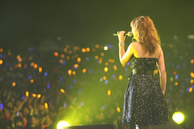 両日1万人が集まった富士急ハイランド・コニファーフォレスト。夜には鮮やかなサイリウムが開場を埋め尽くした。