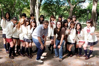 撮影監督を務めた若手クリエイター、マイク＆ジョナサンと記念撮影。