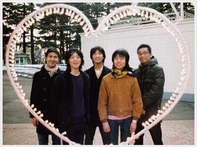 GELLERSは20年来の幼馴染みである5人によって1997年に結成。メインボーカルが3人いる変則的な編成が特徴。