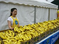 走り終わったランナーはバナナ食べ放題。