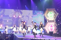 「ヘキサゴンファミリーコンサート『クイズ！ヘキサゴンIIスーパーヒットパレード～We Live HEXAGON 2009～』」の模様。