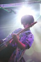 着ている衣装も三角形の模様で彩られたiLL。