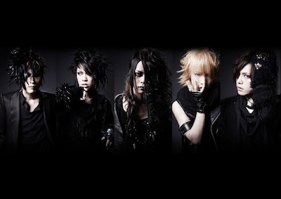 「LASTICA」のライブバージョンはカラスのオフィシャルMySpaceにて試聴が可能。未チェックの人はぜひアクセスしてみよう。