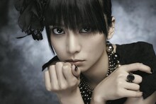 柴咲コウはニューアルバムを引っさげ、来年3月から初の全国ツアー「Kou Shibasaki Live Tour 2010 ～ラブ☆パラ～」を開催する。