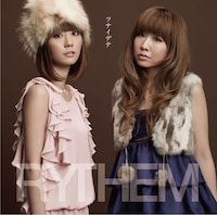 ブログで上地雄輔とのスリーショット写真を紹介しているRYTHEMの2人。YUKAは「めっちゃ優しくて、でも撮影になった瞬間、役者さんの顔になって。本当に素敵オーラいっぱいでしたよぉ(*'▽')ノ)))♪」と上地を絶賛している（写真は「ツナイデテ」ジャケット）。