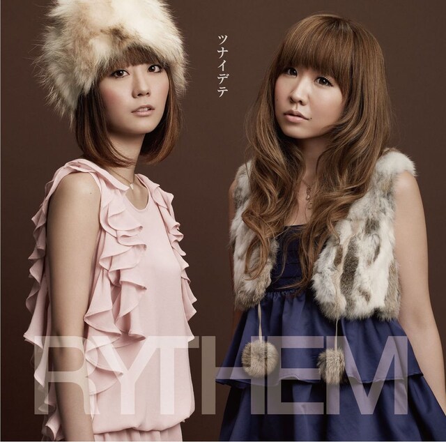 ブログで上地雄輔とのスリーショット写真を紹介しているRYTHEMの2人。YUKAは「めっちゃ優しくて、でも撮影になった瞬間、役者さんの顔になって。本当に素敵オーラいっぱいでしたよぉ(*'▽')ノ)))♪」と上地を絶賛している（写真は「ツナイデテ」ジャケット）。