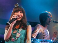 1日12時間は寝るというMay（写真左）。10月30日「きら☆きら」のライブ出演時間は深夜2時半すぎ。おねむの時間に歌うことになったMayは「歌いながら寝てます！」とよくわからないアピールをした。