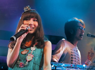 1日12時間は寝るというMay（写真左）。10月30日「きら☆きら」のライブ出演時間は深夜2時半すぎ。おねむの時間に歌うことになったMayは「歌いながら寝てます！」とよくわからないアピールをした。