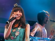 Sweet Vacationは明日1月20日に初のカバーアルバム「Cover the Vacation!!」をリリース。「ダンスロック」をテーマにさまざまな時代・ジャンルの名曲をカバーしている。