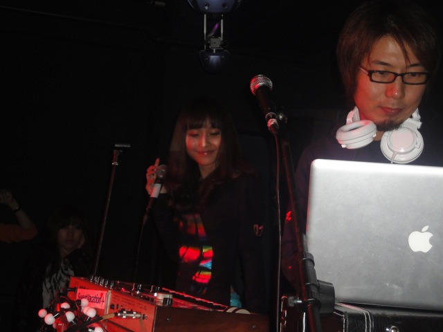 歌うMayとマッキントッシュを操作するDaich。