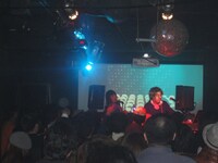 フロアはファンが押し掛けすし詰め状態に。