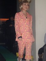 パジャマのようなスーツのような、不思議な洋服もさらりと着こなすMay。