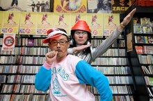 マーシー（写真手前）と一緒に故郷・北海道に錦を飾ることになった掟ポルシェ（後方）。「志村けんのバカ殿様」や「志村けんのだいじょうぶだぁ」を観ていた頃は想像もしていなかった未来が2010年の今ここに。