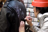 お気に入りの革ジャンにサインをねだる熱心なファンも。