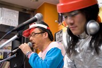 曲が始まって1分足らずで手持ちぶさたになり、みるみる顔色が曇っていくマーシー☆ポルシェ。