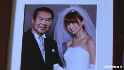 写真はビデオクリップのワンシーン。篠田麻里子はなかやんの愛娘として登場。