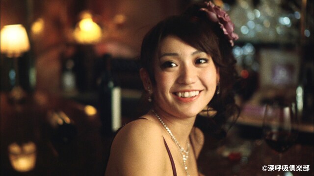 聞き込み中に登場する水商売の女、大島優子。