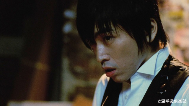 聞き込みになかなか応じないバーテンダー、村上純。
