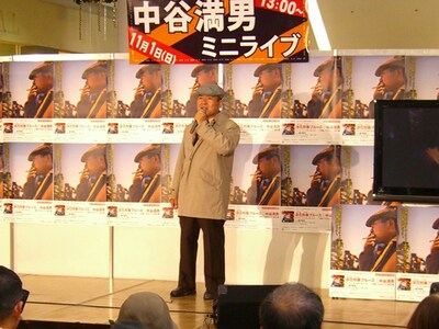 62歳で遅咲きの歌手デビューを果たしたなかやん。勝新太郎を思わせる魅惑の歌声で500人を超える観客を魅了した。