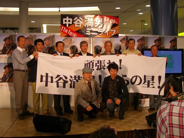 デカ仲間に囲まれてはにかむなかやん。