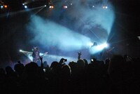 MCで逹瑯が現地の言葉で挨拶すると、オーディエンスは「ようこそ」「今まで待っていてよかった」など歓迎の声を上げた（写真はメキシコ公演の様子）。