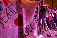 現地ファンが作った特製フラッグ。ファンの愛情が伝わる1枚だ。