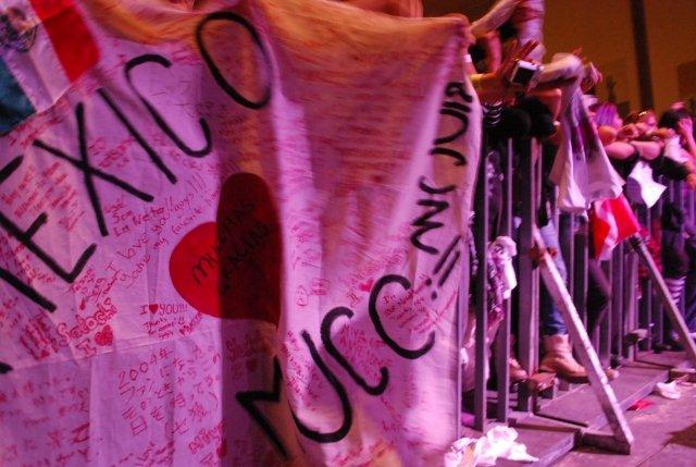 現地ファンが作った特製フラッグ。ファンの愛情が伝わる1枚だ。