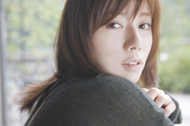 柴田淳（写真）と坂本真綾のコラボレーションは今回が初。