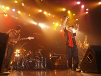 Aqua Timezは大ヒット曲からヘヴィなロックチューンまで、幅広い楽曲を披露。
