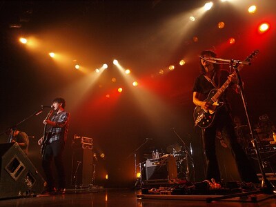 10周年記念の全国ツアーを間近に控えたアンダーグラフ。「ツバサ」「ジャパニーズ ロック ファイター」など5曲を披露した。