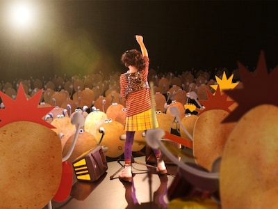 オーディエンスを前にポーズを決めるのんちゃん。