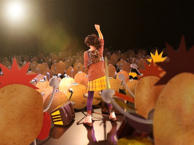 オーディエンスを前にポーズを決めるのんちゃん。