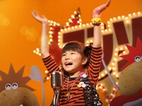 キュートなパンクファッションに身を包み、元気いっぱいに歌うのんちゃん。