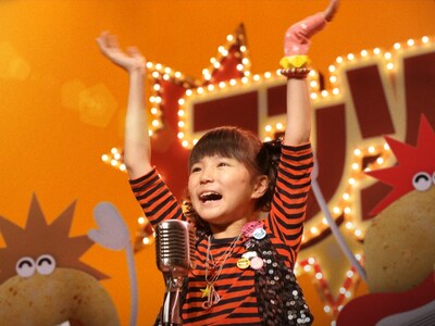 キュートなパンクファッションに身を包み、元気いっぱいに歌うのんちゃん。