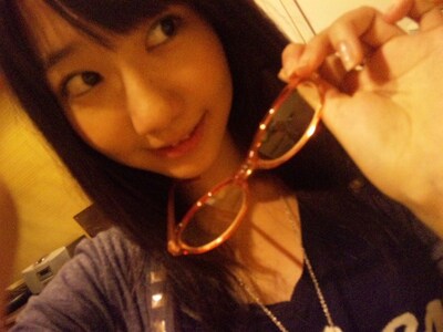 柏木由紀はメガネを提供。この他に愛用のカチューシャも出品する予定。