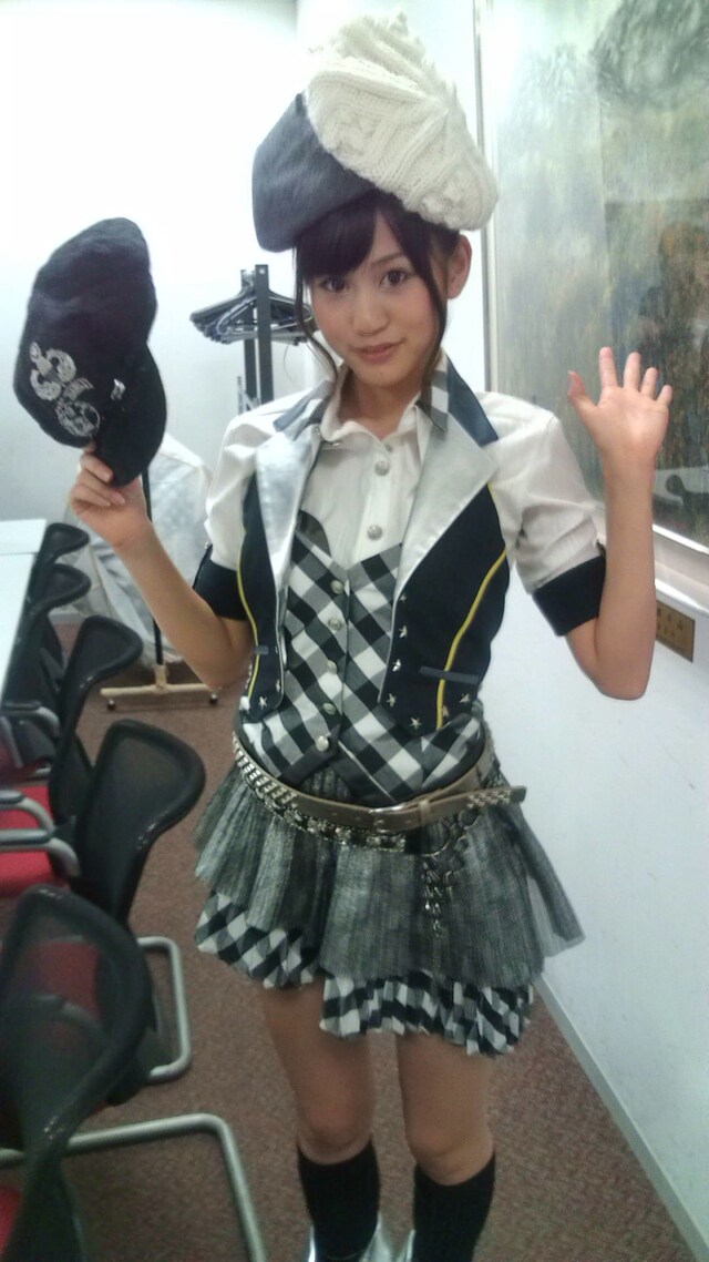 前田敦子は愛用のキャップ3点を提供。