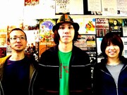 左からベースのT-マルガリータ、ドラム＆ボーカルのゲイリー・ビッチェ、キーボード＆ボーカルのポック・ユコ。