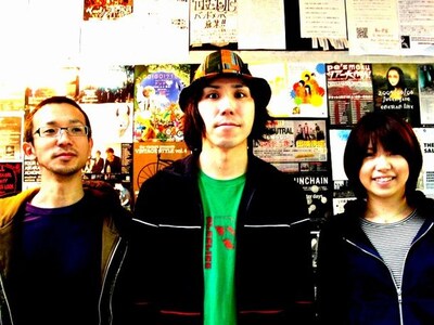 左からベースのT-マルガリータ、ドラム＆ボーカルのゲイリー・ビッチェ、キーボード＆ボーカルのポック・ユコ。