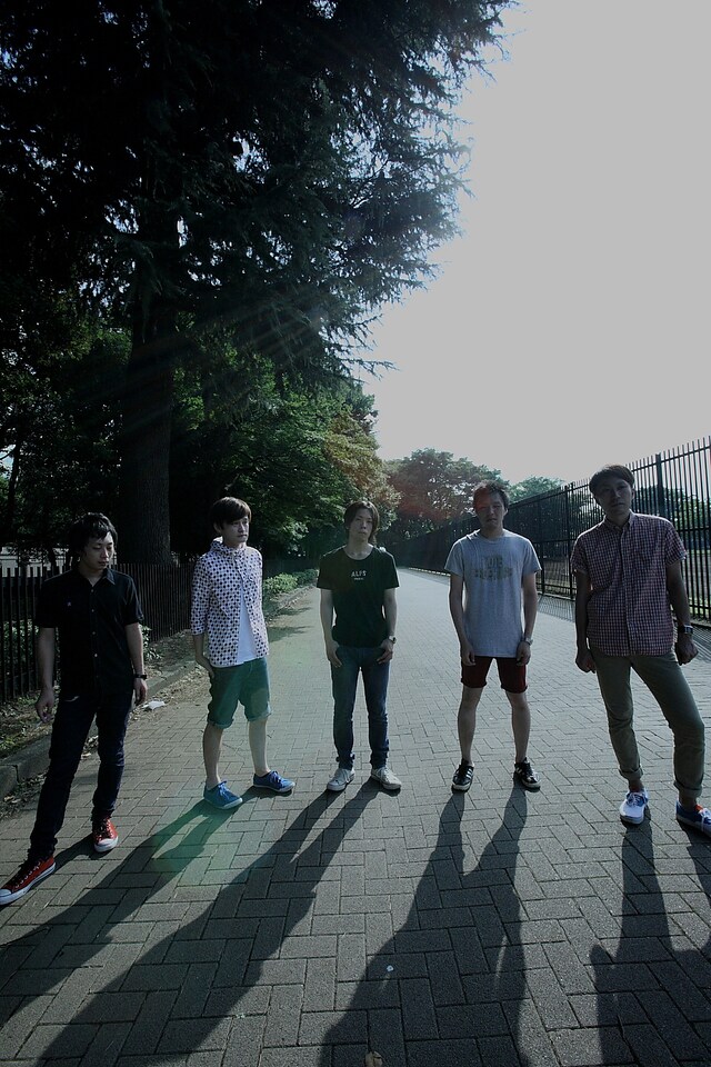 先日急性虫垂炎でライブ出演をキャンセルしたベースの向山高貴は無事退院。11月14日の千葉LOOKでのライブからステージに復帰する。