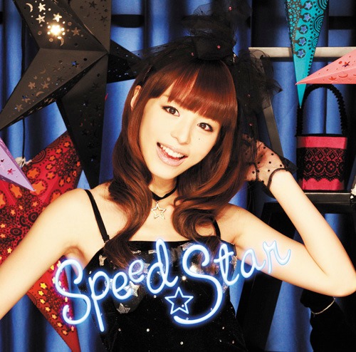 平野綾は「Super Driver」「Unnamed World」およびインスト曲「stereotype」をのぞく10曲で自ら作詞を手がけている（写真は2ndアルバム「Speed Star」通常盤ジャケット）。