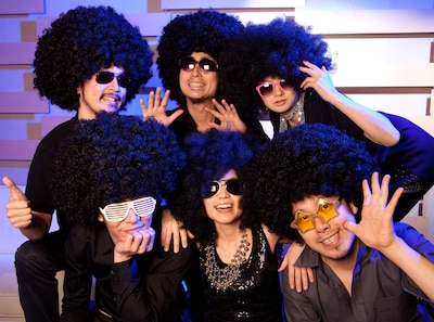 「多和田えみ＆AFROS」の集合写真。ブログには大量のアフロ写真がアップされているため、記事は真っ黒のモジャモジャで埋め尽くされている。