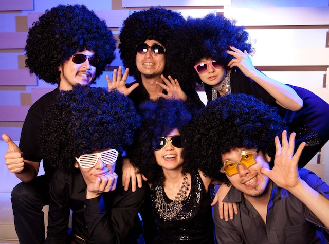 「多和田えみ＆AFROS」の集合写真。ブログには大量のアフロ写真がアップされているため、記事は真っ黒のモジャモジャで埋め尽くされている。